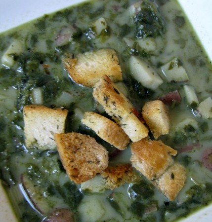 A bit out of focus: potato and spinach soup with homemade croutons